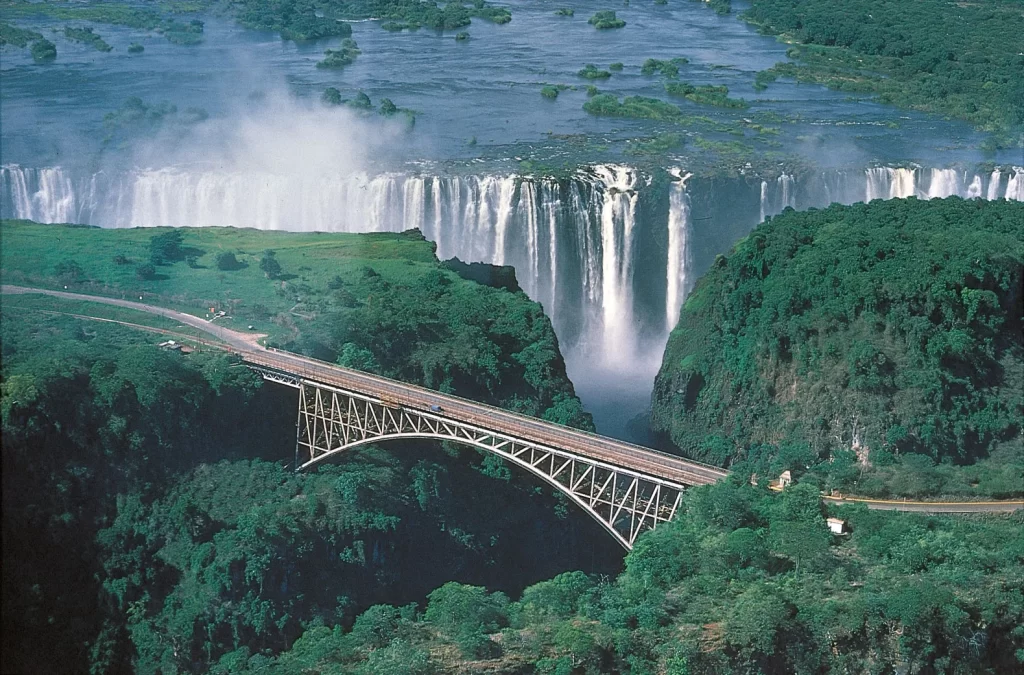 14 days Great Apes, Serengeti and Victoria Falls